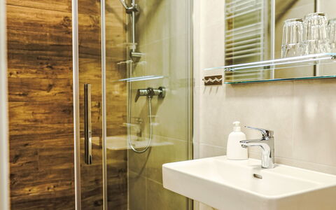 Bozi Dar 300: Piso, Pared, Suelo, Arreglo De Tubería, Diseño De Interiores, Baño, Madera, Plomería, Lavabo Del Baño, Lavabo