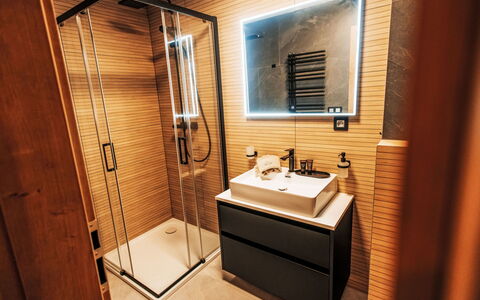 U Boží Lišky: Planta, Mueble, Mesa, Edificio, Cielo, Silla, Nube, Sombra, Ventana, Madera