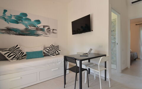 Costa Rei 510: Planta, Mueble, Mesa, Edificio, Cielo, Silla, Nube, Sombra, Ventana, Madera