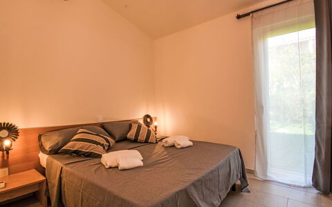 Costa Rei 510: Planta, Mueble, Mesa, Edificio, Cielo, Silla, Nube, Sombra, Ventana, Madera