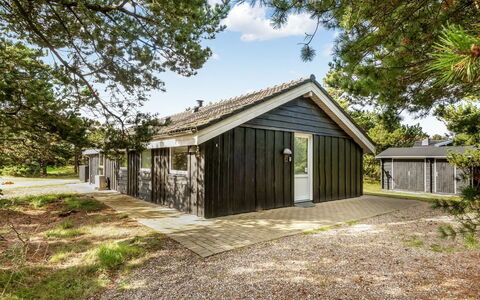 Skrollan - 200M to the Fjord: Techo, Casa, Casa, Cabaña, Puerta, Vía Muerta, Cubierta, Porche, Tablón, Madera Dura
