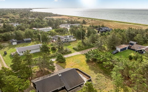 Skrollan - 200M to the Fjord: Techo, Casa, Casa, Cabaña, Puerta, Vía Muerta, Cubierta, Porche, Tablón, Madera Dura