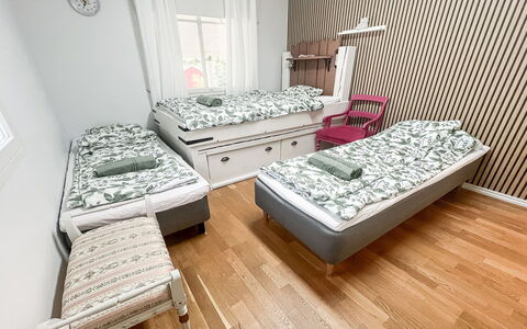 Tyttelsson: Habitación, Cama, Mueble, Diseño De Interiores, Suelo, Sábana, Piso, Lecho, Linos, Textil