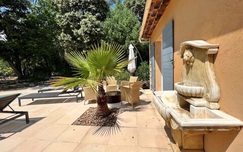 Villa Hestia: Planta, Propiedad, Edificio, Árbol, Maceta, Diseño De Interiores, Planta De Casa, Banco Al Aire Libre, Mueble Para Exteriores, Sombra
