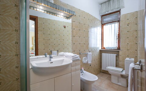 Castagnole Monferrato 200: Espejo, Arreglo De Tubería, Lavabo, Propiedad, Grifo, Baño, Lavabo Del Baño, Púrpura, Ventana