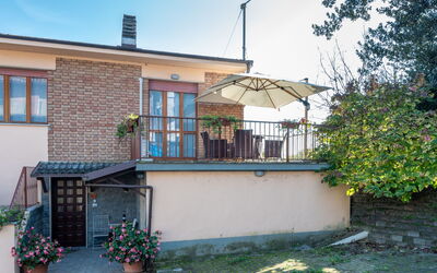 Castagnole Monferrato 200: Planta, Propiedad, Ventana, Cielo, Edificio, Maceta, Planta De Casa, Barrio, Barrio Residencial, Madera