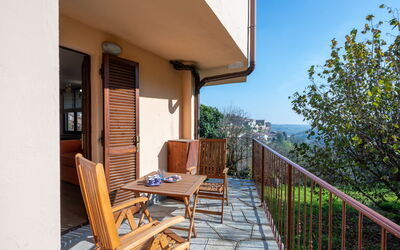 Castagnole Monferrato 200: Propiedad, Cielo, Mueble, Planta, Edificio, Ventana, Silla, Madera, Sombra, Mueble Para Exteriores