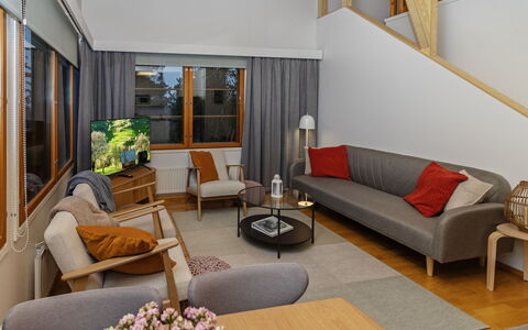 Karhunvartijanmaja D4: Diseño De Interiores, Mueble, Piso, Madera, Suelo, Techo, Sofá, Sala, Habitación, Departamento