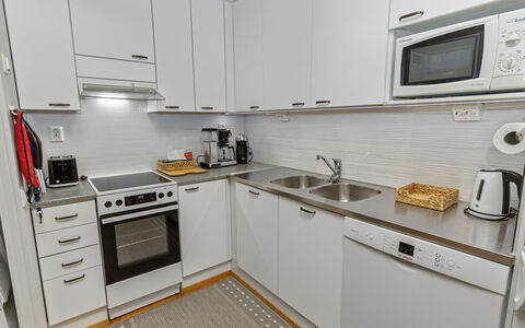 Karhunvartijanmaja D4: Aparato De Cocina, Cocina, Mostrador, Electrodoméstico, Gabinetes, Fregadero, Estufa De Cocina, Madera, Piso, Electrodoméstico