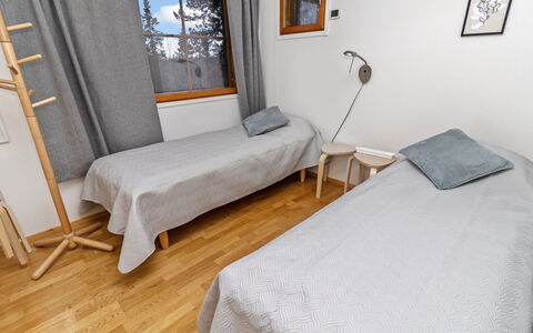 Karhunvartijanmaja D4: Piso, Suelo, Madera, Mueble, Diseño De Interiores, Suelos De Madera, Habitación, Habitación, Cama, Madera Dura