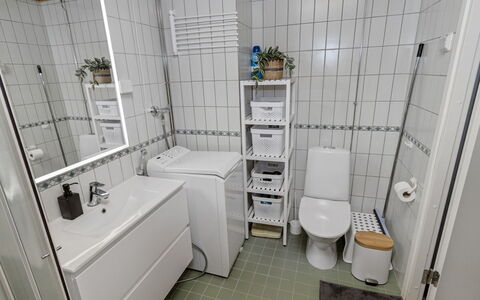 Karhunvartijanmaja D4: Piso, Arreglo De Tubería, Suelo, Asiento Del Baño, Baño, Diseño De Interiores, Plomería, Baño, Lavabo, Habitación