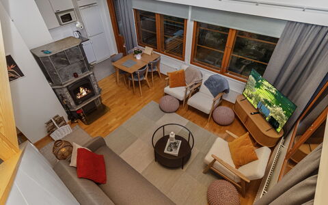 Karhunvartijanmaja D4: Mueble, Diseño De Interiores, Piso, Sofá, Suelo, Madera, Sala, Habitación, Techo, Encendiendo