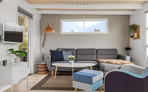 Filomena - 300M from the Sea: Mueble, Diseño De Interiores, Piso, Sofá, Pared, Suelo, Sala, Madera, Casa, Habitación