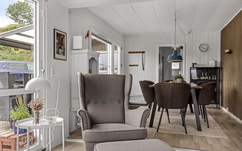 Filomena - 300M from the Sea: Mueble, Diseño De Interiores, Piso, Silla, Suelo, Madera, Sala, Mesa, Habitación, Casa