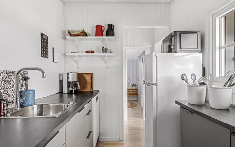Filomena - 300M from the Sea: Cocina, Aparato De Cocina, Electrodoméstico, Mostrador, Madera, Piso, Diseño De Interiores, Gabinetes, Refrigerador, Electrodoméstico
