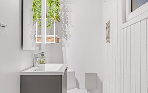 Filomena - 300M from the Sea: Arreglo De Tubería, Diseño De Interiores, Baño, Lavabo, Maceta, Lavabo Del Baño, Grifo, Baño, Piso, Plomería