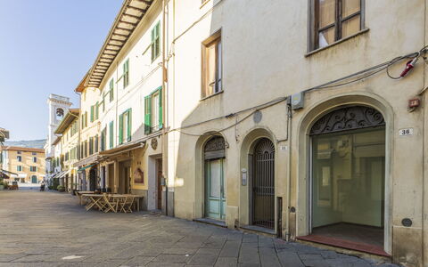 Lounge Flat Camaiore, Wifi, Versilia Coast: Ventana, Edificio, Puerta, Cielo, Callejón, La Carretera, Bienes Raíces, Fachada, Ciudad