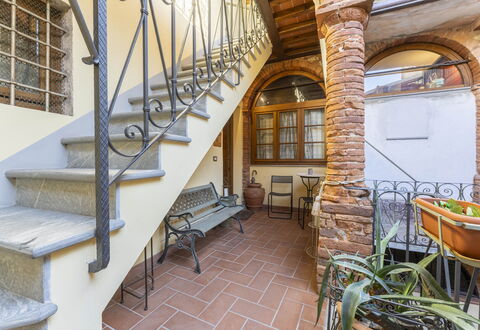 Lounge Flat Camaiore, Wifi, Versilia Coast: Propiedad, Mueble, Ventana, Edificio, Madera, Diseño De Interiores, Silla, Escalera, Suelo, Sofá