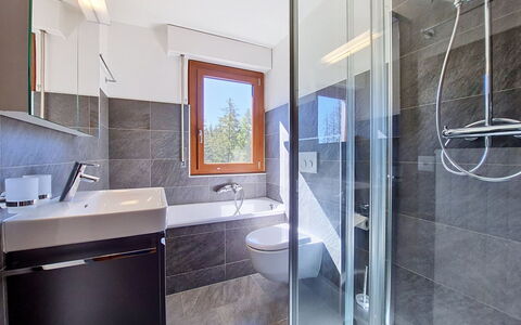 La Verdure Est N°22: Piso, Arreglo De Tubería, Diseño De Interiores, Suelo, Baño, Lavabo, Grifo, Techo, Plomería, Casa