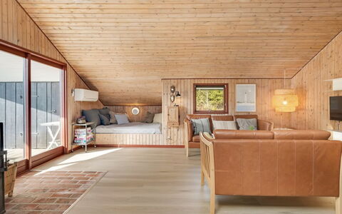 Regine - 1.1Km to the Fjord: Mueble, Mueble Para Exteriores, Vajilla, Mesa, Drinkware, Silla, Mesa Al Aire Libre, Comida, Botella