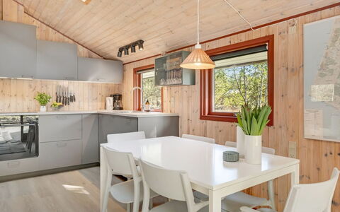 Regine - 1.1Km to the Fjord: Mueble, Mueble Para Exteriores, Vajilla, Mesa, Drinkware, Silla, Mesa Al Aire Libre, Comida, Botella