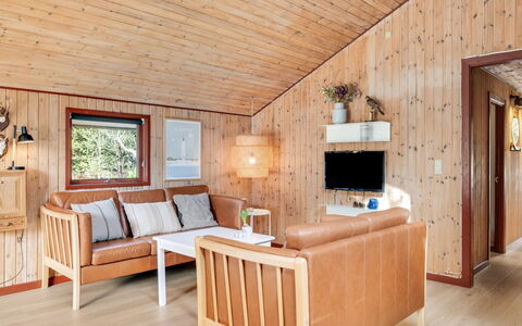 Regine - 1.1Km to the Fjord: Mueble, Mueble Para Exteriores, Vajilla, Mesa, Drinkware, Silla, Mesa Al Aire Libre, Comida, Botella