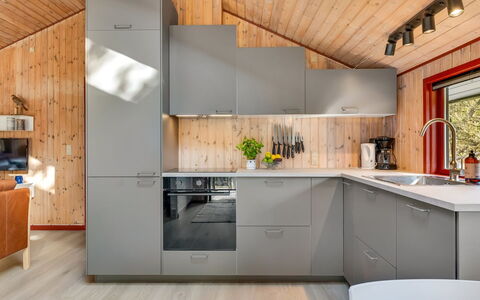 Regine - 1.1Km to the Fjord: Mueble, Mueble Para Exteriores, Vajilla, Mesa, Drinkware, Silla, Mesa Al Aire Libre, Comida, Botella