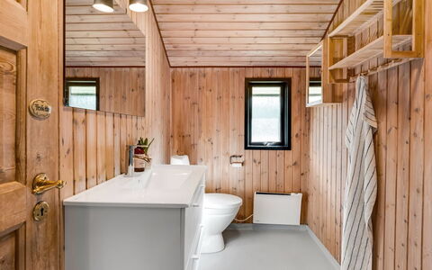 Regine - 1.1Km to the Fjord: Mueble, Mueble Para Exteriores, Vajilla, Mesa, Drinkware, Silla, Mesa Al Aire Libre, Comida, Botella