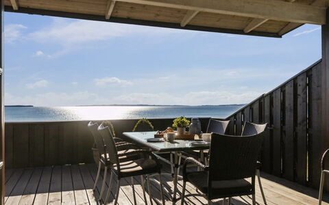 Mariska - 100M from the Sea: Casa, Casa, Puerta, Techo, Cabaña, Inmuebles, Jardín, Sombra, Vía Muerta, Yarda