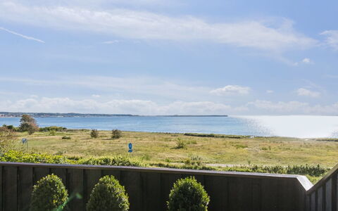 Mariska - 100M from the Sea: Casa, Casa, Puerta, Techo, Cabaña, Inmuebles, Jardín, Sombra, Vía Muerta, Yarda
