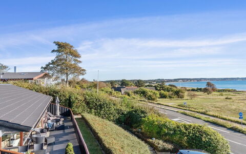 Mariska - 100M from the Sea: Casa, Casa, Puerta, Techo, Cabaña, Inmuebles, Jardín, Sombra, Vía Muerta, Yarda
