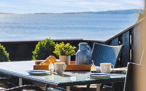 Mariska - 100M from the Sea: Casa, Casa, Puerta, Techo, Cabaña, Inmuebles, Jardín, Sombra, Vía Muerta, Yarda