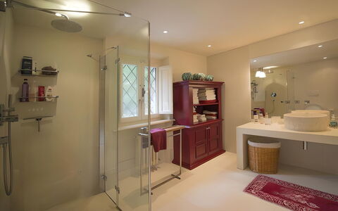 Villa Bongi: Diseño De Interiores, Pared, Arreglo De Tubería, Piso, Baño, Lavabo Del Baño, Suelo, Lavabo, Techo, Mueble De Baño