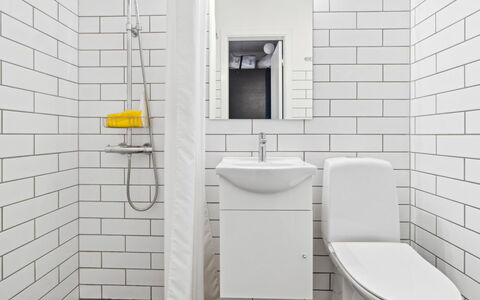 Answald - 6Km from the Sea: Asiento Del Baño, Pared, Baño, Piso, Baño, Arreglo De Tubería, Diseño De Interiores, Suelo, Plomería, Loseta