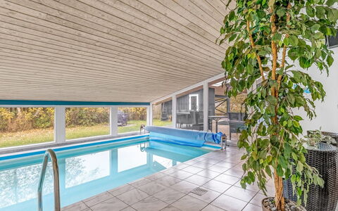 Estella - 900M from the Sea: Mueble, Diseño De Interiores, Piso, Suelo, Techo, Habitación, Silla, Mesa, Departamento, Cocina Y Comedor Mesa