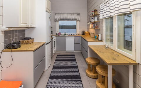 Onnimanni: Madera, Piso, Cocina, Diseño De Interiores, Electrodoméstico, Aparato De Cocina, Techo, Suelo, Mostrador, Habitación
