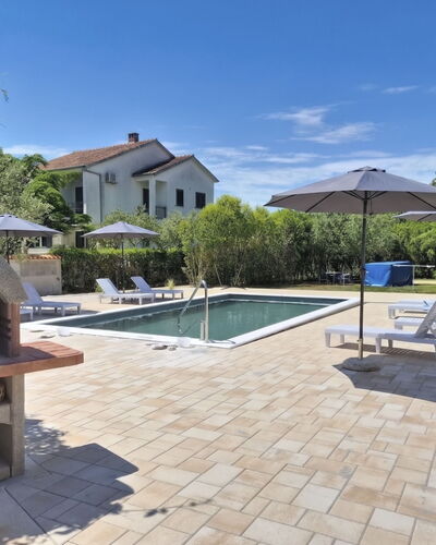 Aria: Mueble Para Exteriores, Mueble, Losa, Sombra, Material Compuesto, Silla, Piscina, Paraguas, Loseta, Jardín