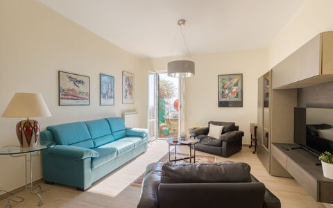 Casa Maria: Mueble, Diseño De Interiores, Piso, Sofá, Pared, Suelo, Habitación, Sala, Techo, Madera