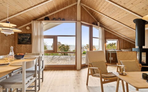 Ågot - 350M from the Sea: Madera, Techo, Diseño De Interiores, Piso, Mueble, Suelo, Casa, Suelos De Madera, Habitación, Madera Dura