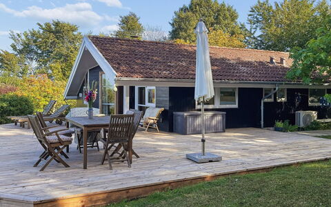 Ågot - 350M from the Sea: Madera, Techo, Casa, Casa, Cabaña, Arquitectura, Porche, Mueble, Sombra, El Terreno Del Lote