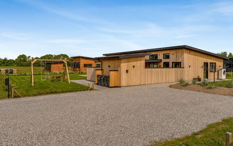 Elevus - from the Sea: El Terreno Del Lote, Llanura, Inmuebles, Madera Dura, Césped, Paisajismo, Manchas De Madera, Entrada De Coches, Yarda, Casa De Campo