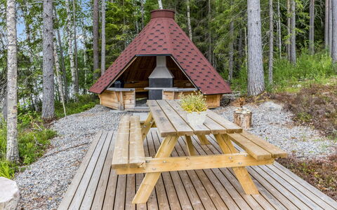 Sorolanniemi: Mueble, Silla, Mueble Para Exteriores, Mesa, Madera, Mesa Al Aire Libre, Cocina Y Comedor Mesa, Sombra, Jardín, Paraguas