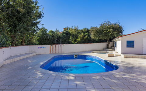 Buneta: Azul, Piscina, Material Compuesto, Sombra, Loseta, Hormigón, Fuente De Agua, Losa, Recurso, Diseño