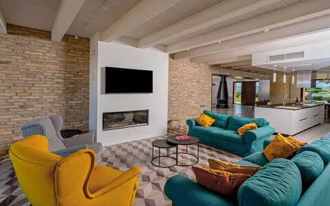 Relais Tenuta Santori: Mueble, Sofá, Propiedad, Comodidad, Mesa, Madera, Diseño De Interiores, Encendiendo, Sala, Arquitectura
