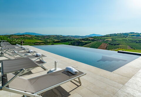 Relais Tenuta Santori: Cielo, Edificio, Agua, Mueble Para Exteriores, Diseño Urbano, Condominio, Árbol, Barrio Residencial, Paisaje, Piscina