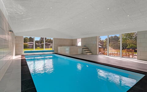 Rajna - 250M from the Sea: Piscina, Piso, Suelo, Arquitectura, Techo, Material Compuesto, Recurso, Sombra, Loseta, Hormigón