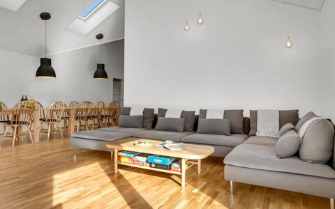 Rajna - 250M from the Sea: Mueble, Diseño De Interiores, Piso, Suelo, Suelos De Madera, Pared, Sofá, Madera, Techo, Sala
