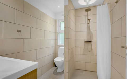 Rajna - 250M from the Sea: Piso, Baño, Pared, Suelo, Baño, Diseño De Interiores, Asiento Del Baño, Arreglo De Tubería, Loseta, Plomería