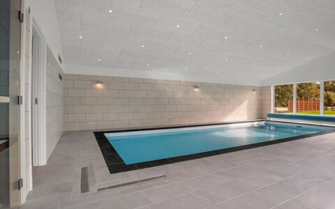 Rajna - 250M from the Sea: Piso, Techo, Suelo, Diseño De Interiores, Loseta, Material Natural, La Luz Del Día, Diseño, Piscina