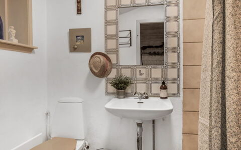 Sella - 600M from the Sea: Pared, Baño, Asiento Del Baño, Diseño De Interiores, Piso, Arreglo De Tubería, Suelo, Lavabo Del Baño, Baño, Habitación